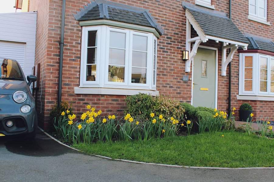 Curved landscape front garden