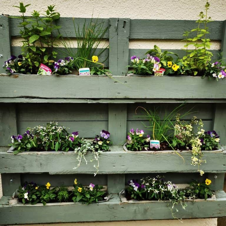 9 Stylish Pallet Wall Ideas That are Easy to Make