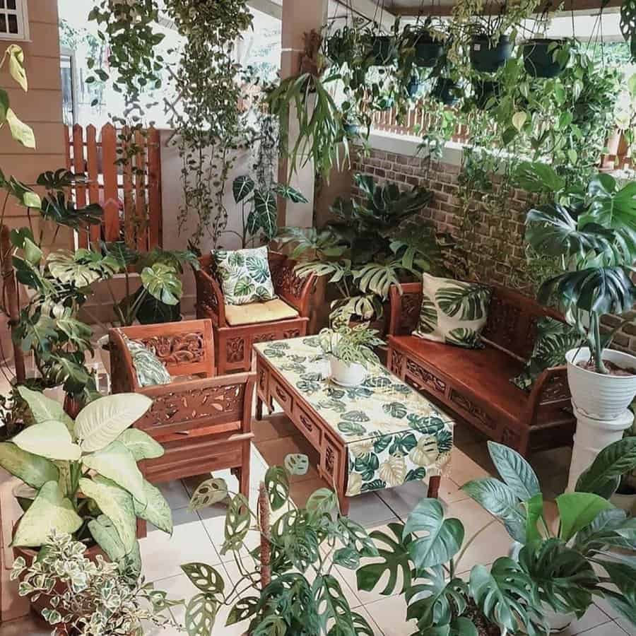 balcony with plants 