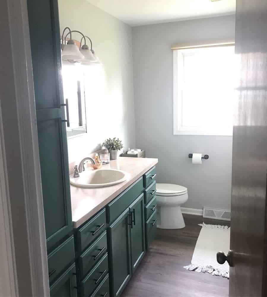 Bathroom cabinet with minimalist pulls