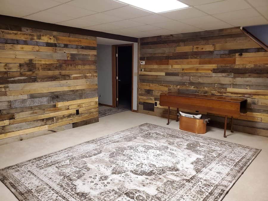 reclaimed wood pallet wall