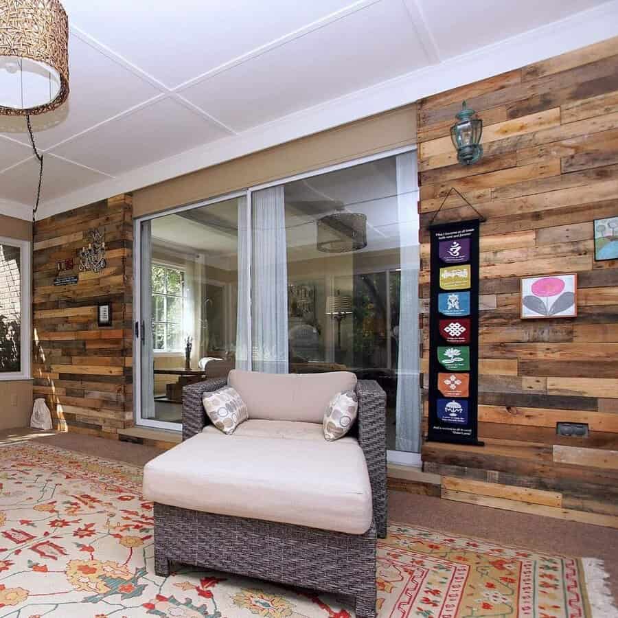 Pallet wall as house divider