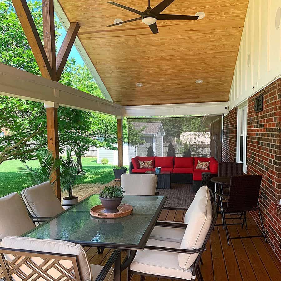 covered deck with ceiling fan