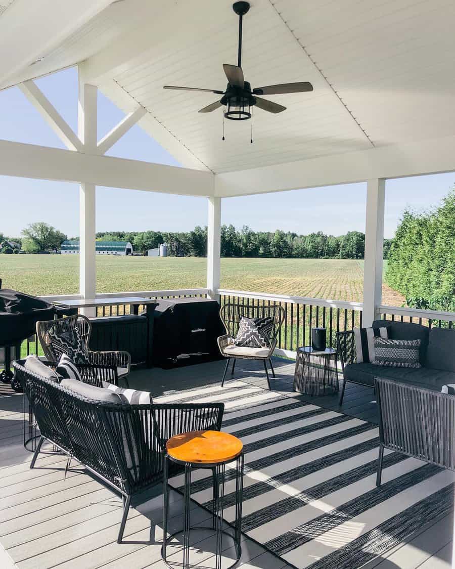 covered deck with ceiling fan