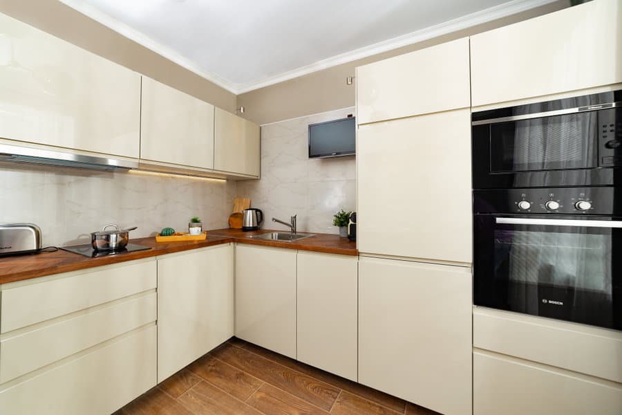 Creamy white kitchen cabinet