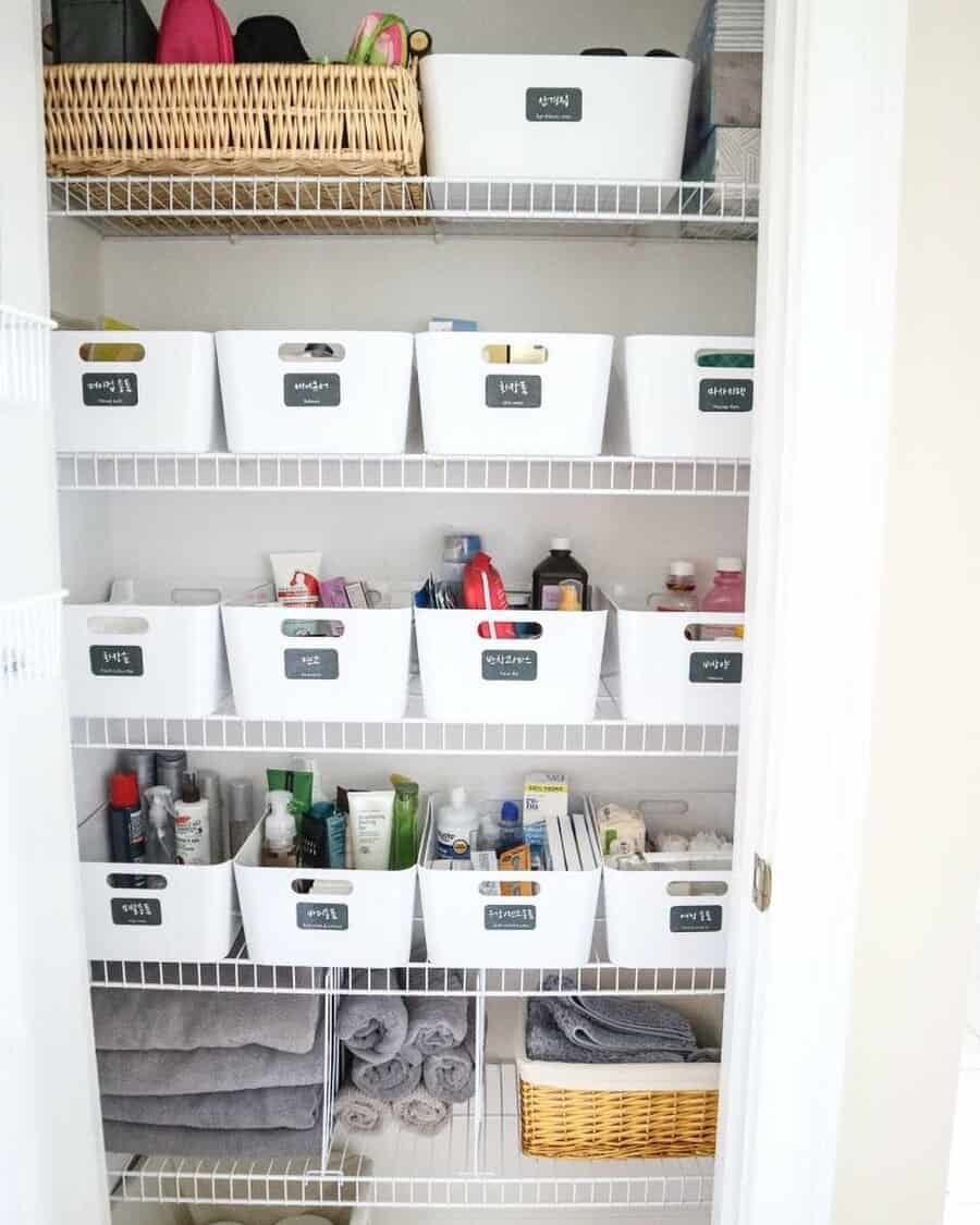 Linen closet arrangement ideas 