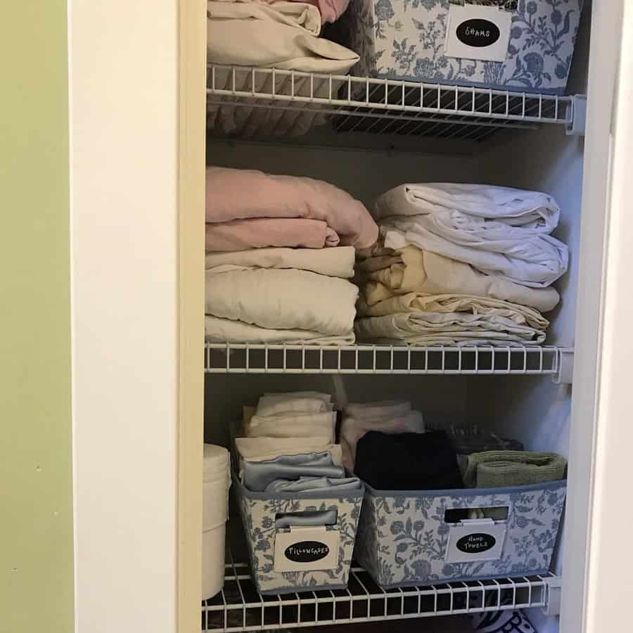 Linen closet arrangement ideas 