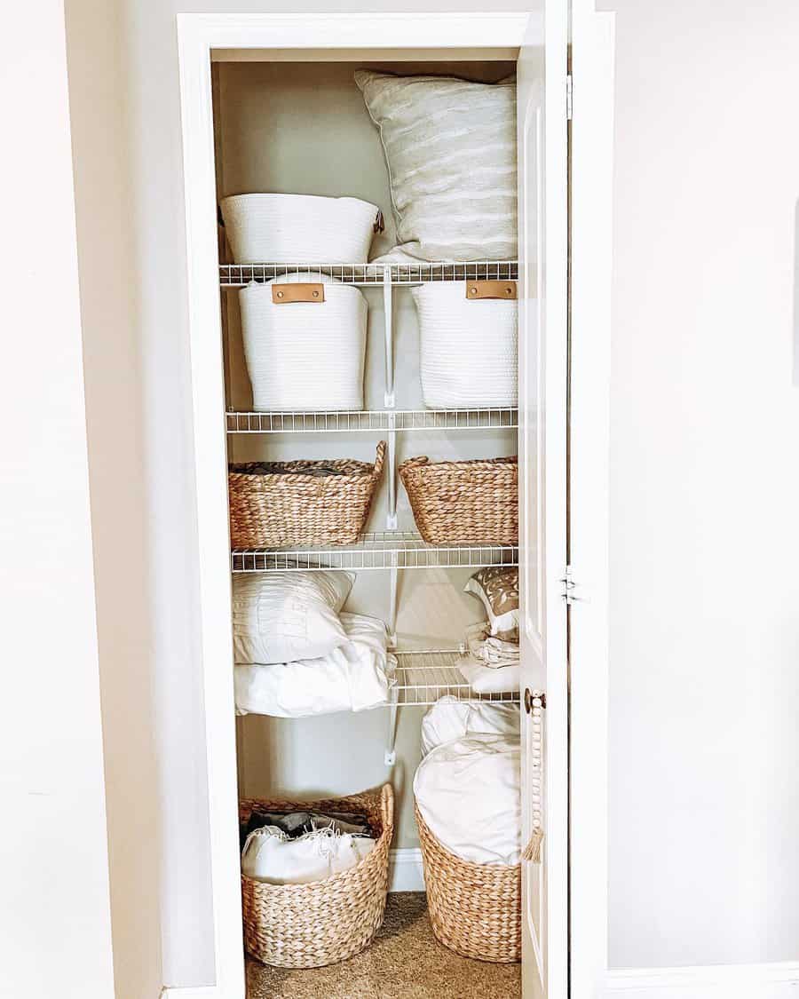 Linen closet arrangement ideas 