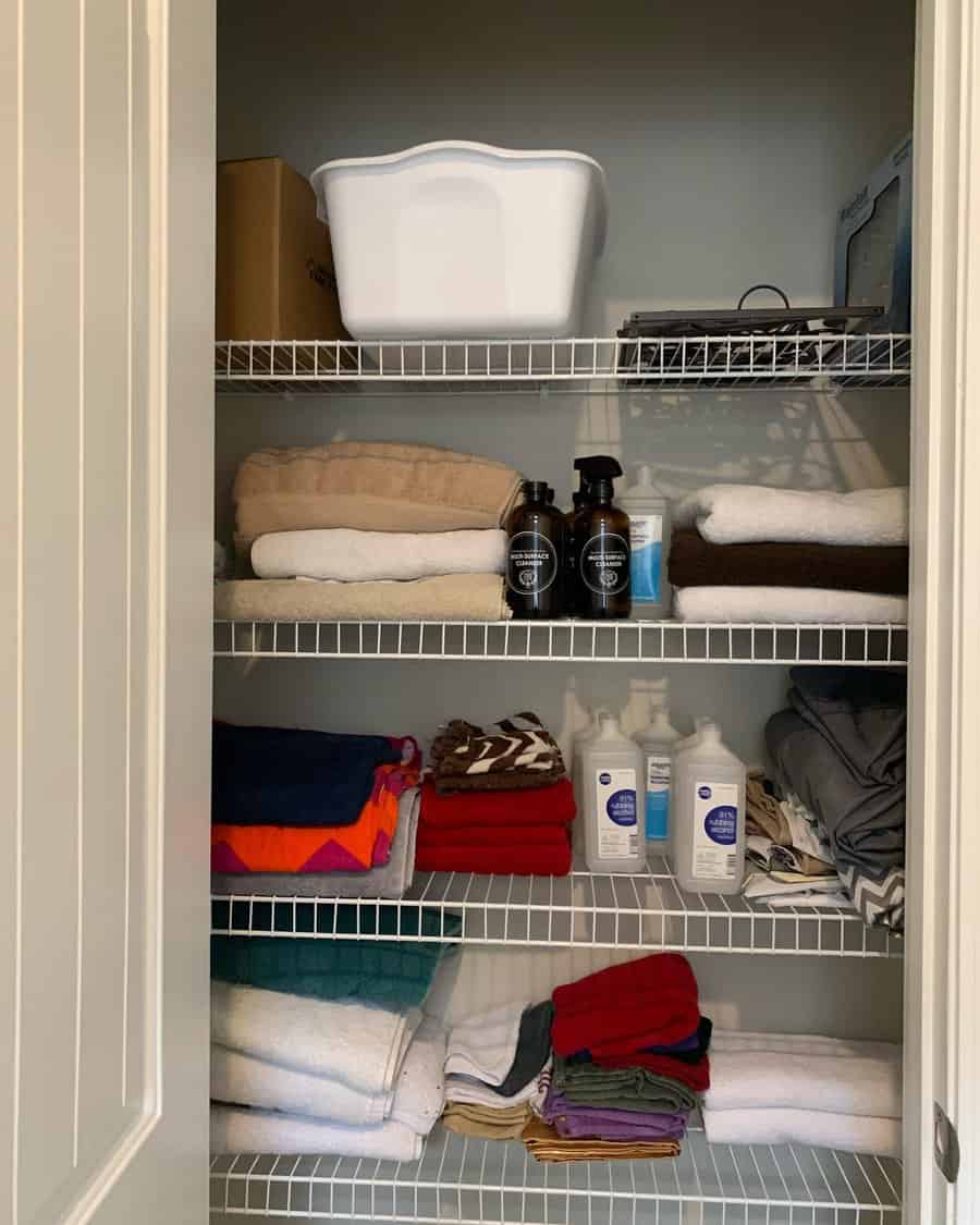 Linen closet arrangement ideas 