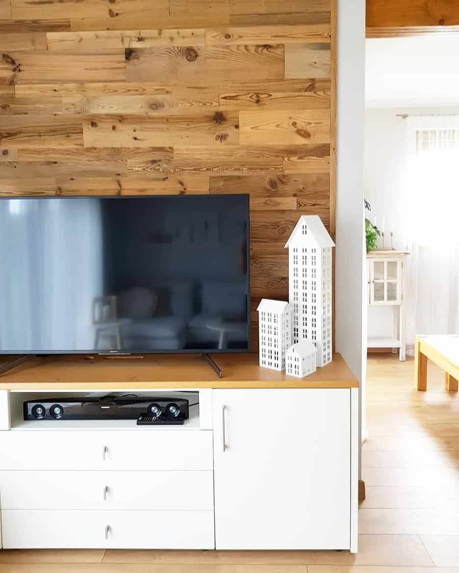 Living room pallet wall accent