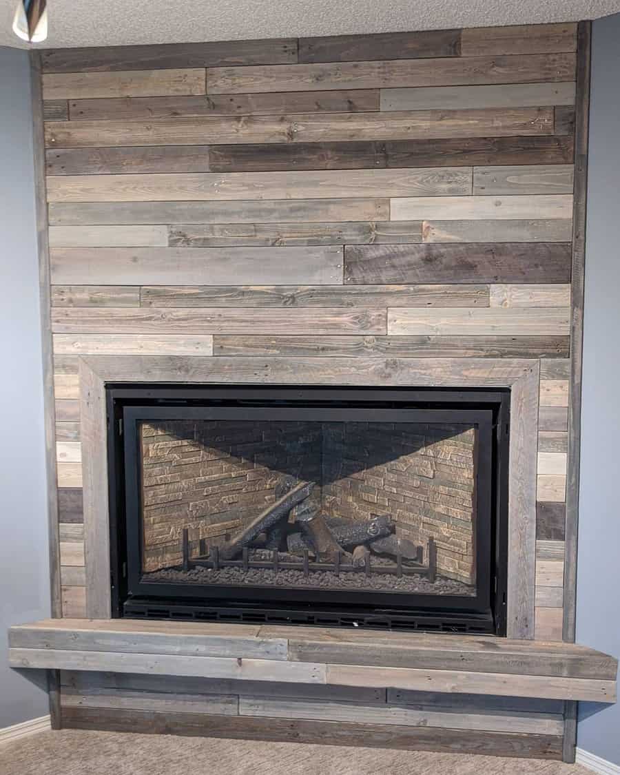 Living room pallet wall accent