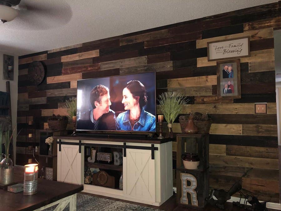 Living room pallet wall accent