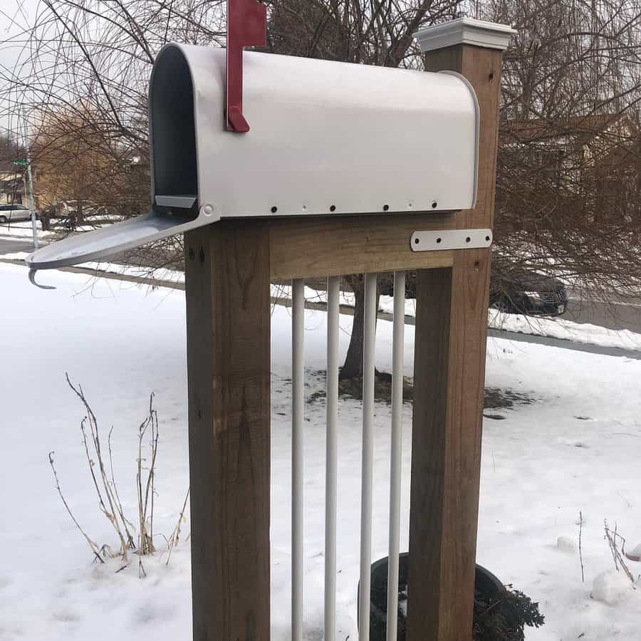 mailbox with tail mail