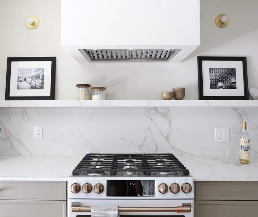 Luxurious marble kitchen backsplash