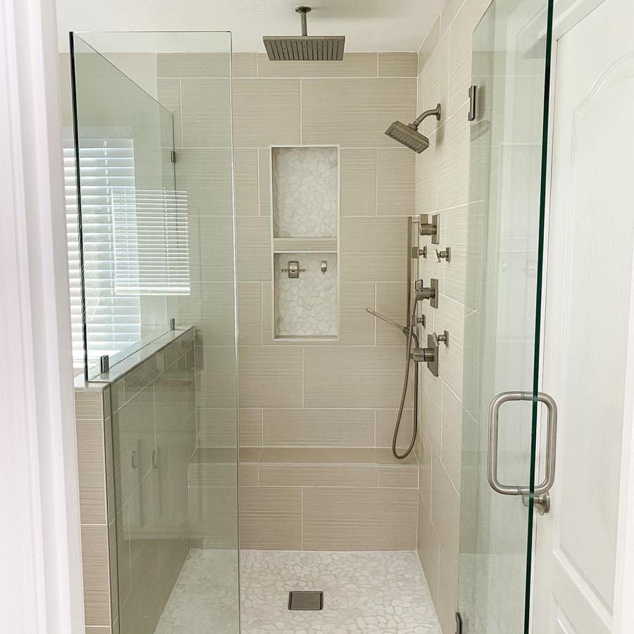 Bathroom shower with stone-patterned flooring