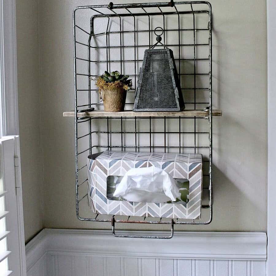 Minimalist bathroom shelf