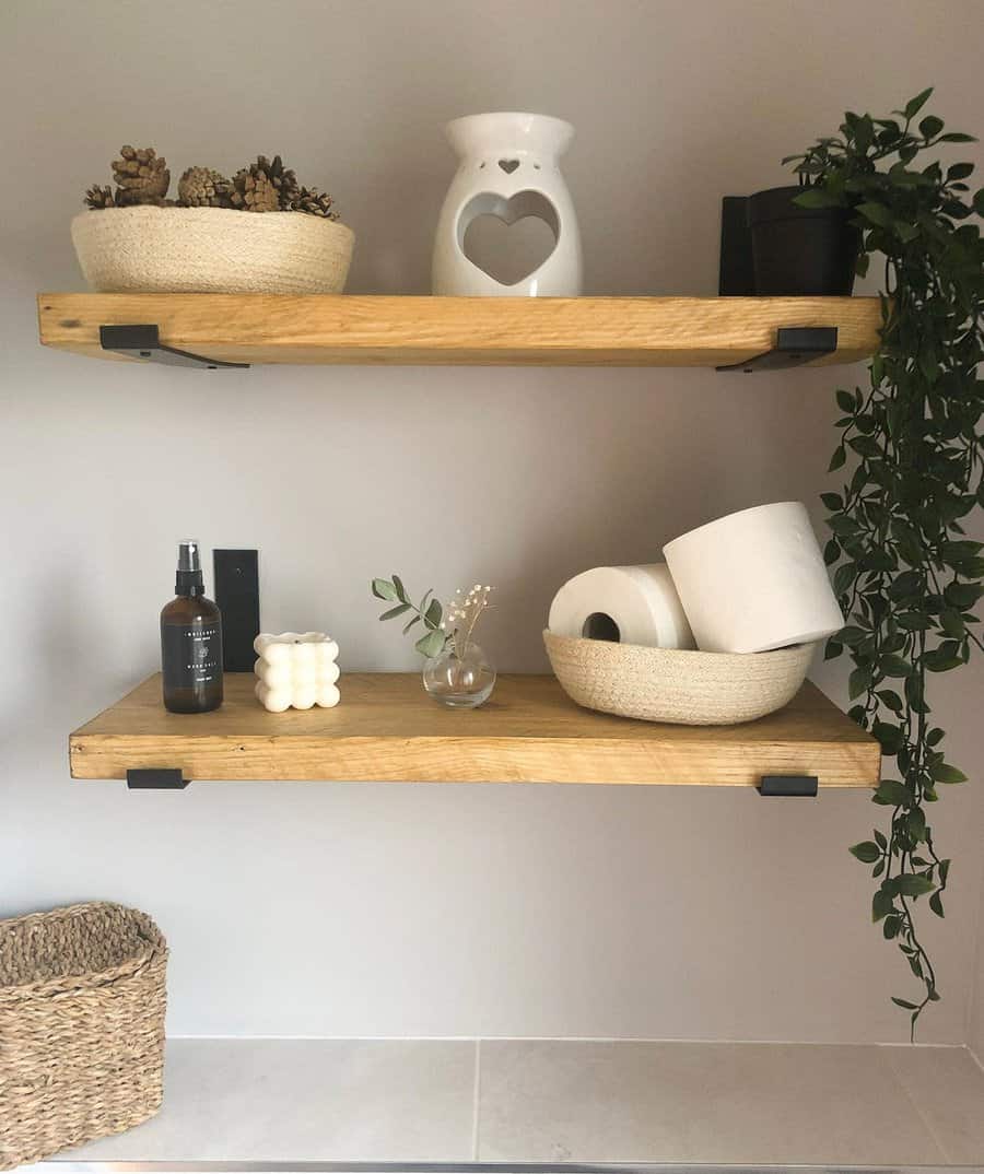 Minimalist bathroom shelf