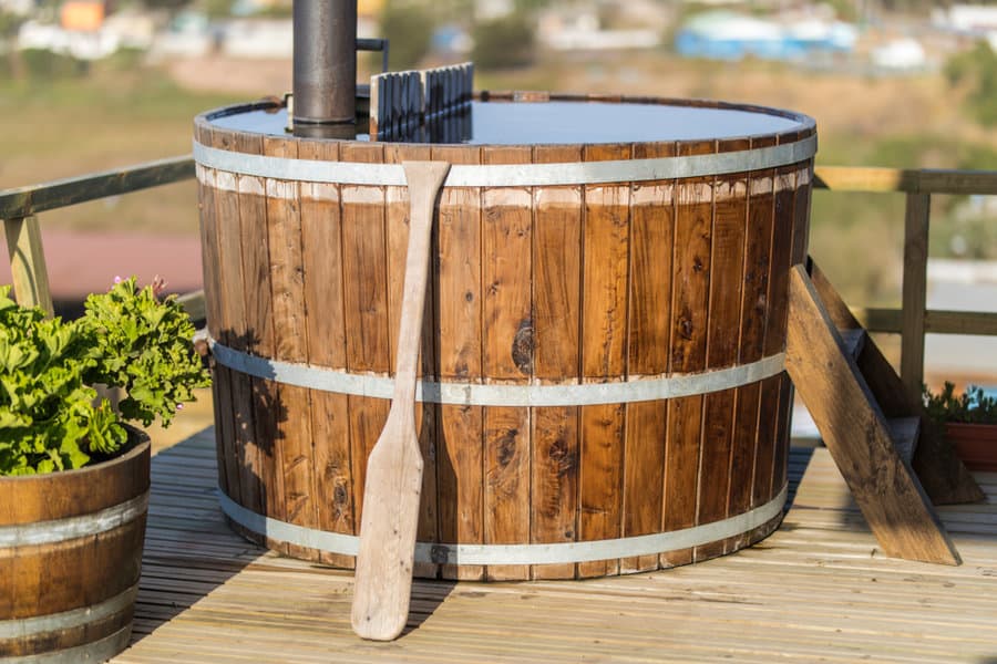 DIY wooden pallet hot tub