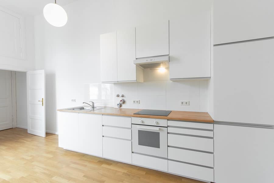 Minimalist white kitchen backsplash