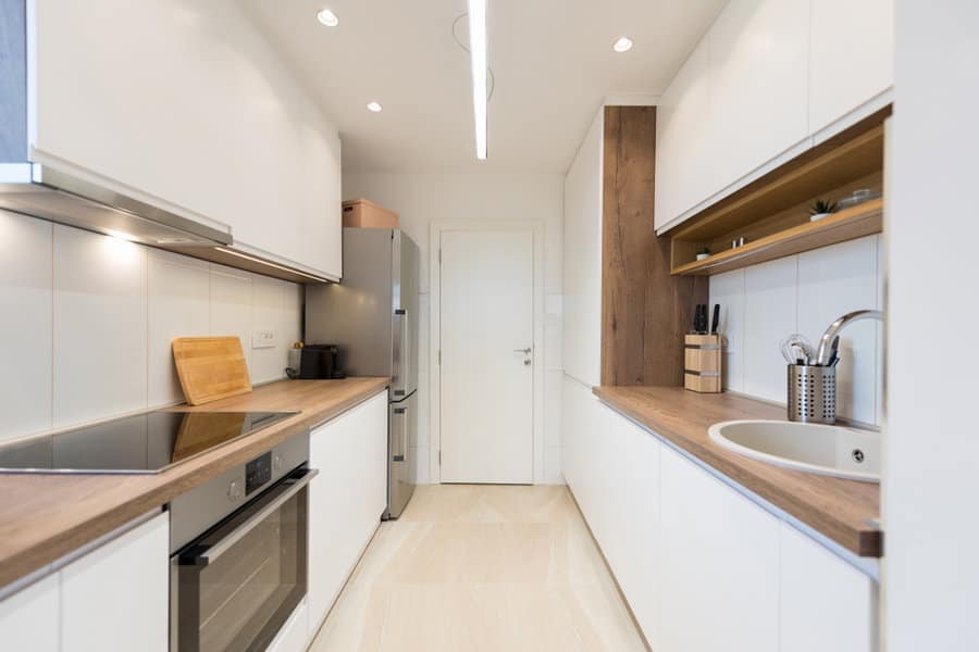 Minimalist white kitchen backsplash