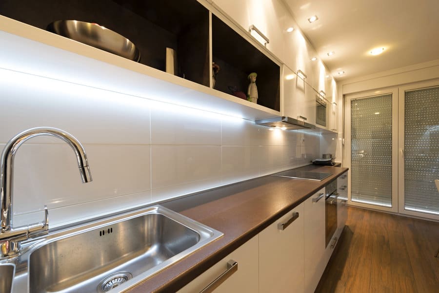 Minimalist white kitchen backsplash