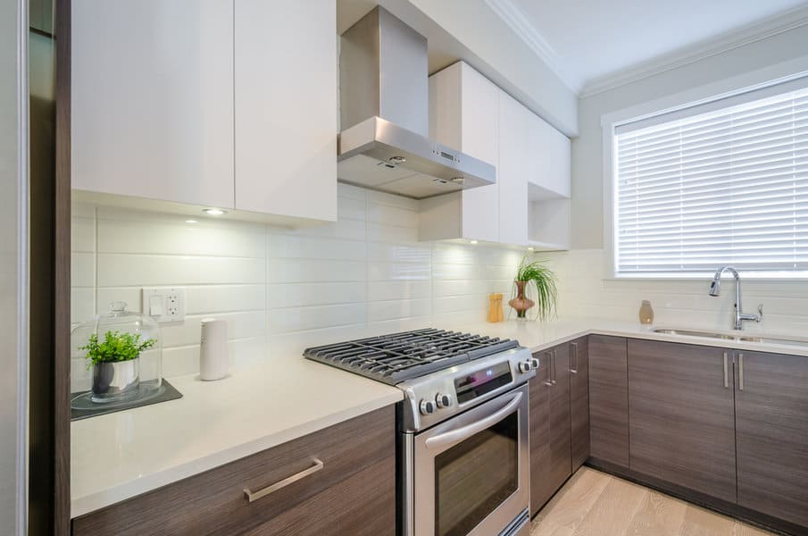 Minimalist white kitchen backsplash