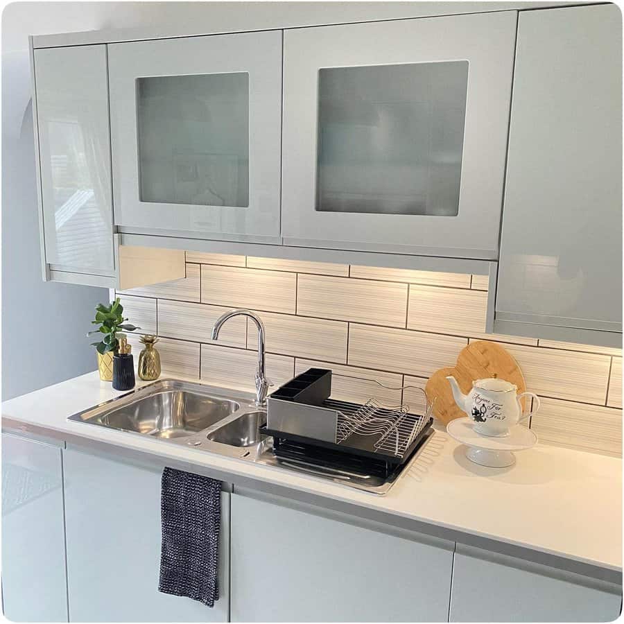 Minimalist white kitchen backsplash