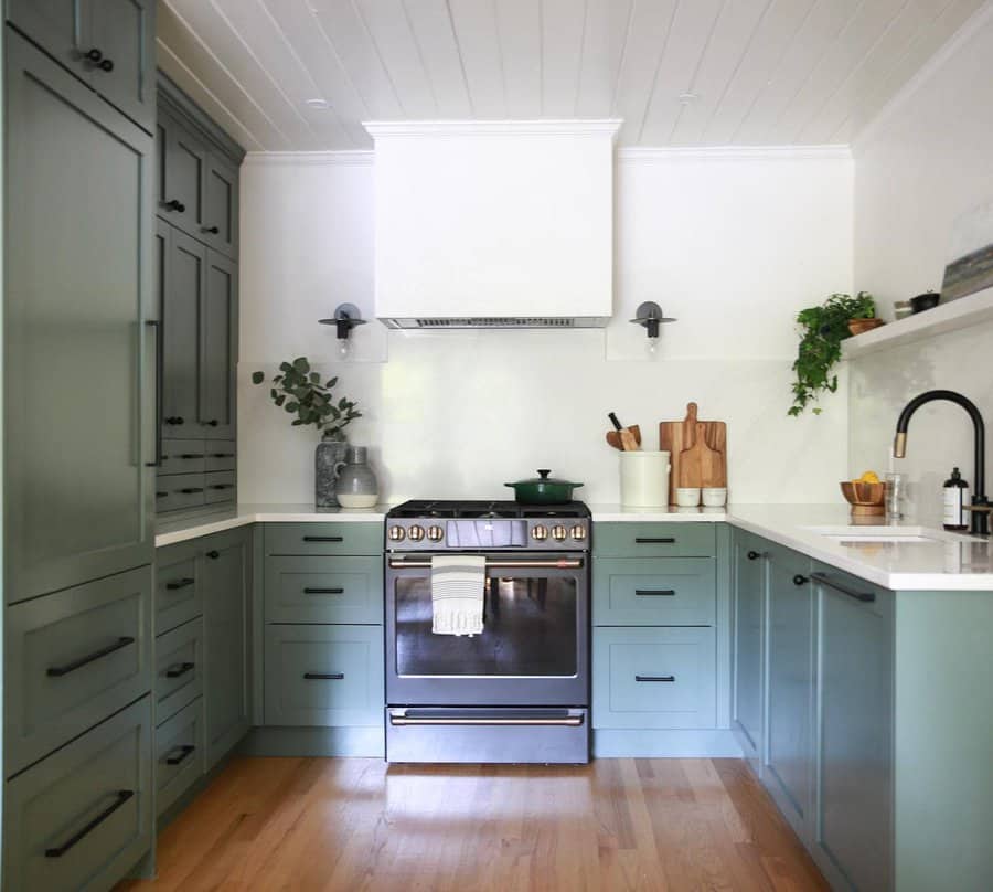 Minimalist white kitchen backsplash