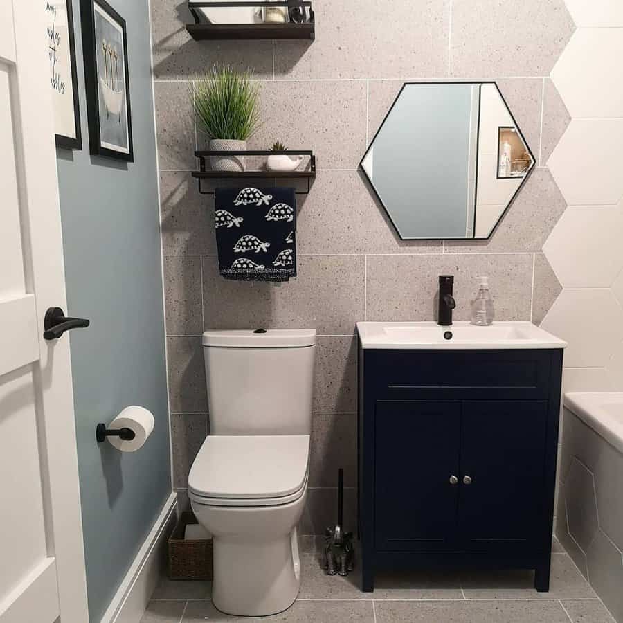 Small bathroom with plants