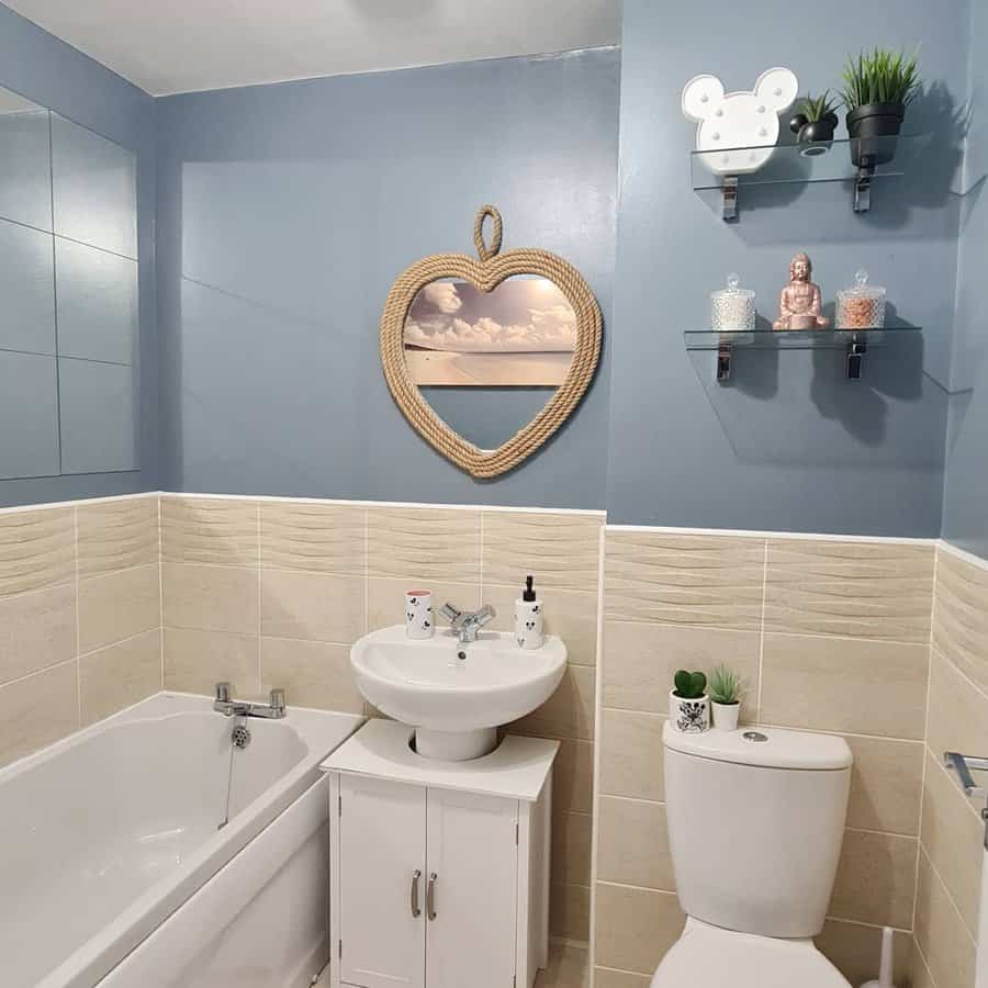 Small bathroom with plants