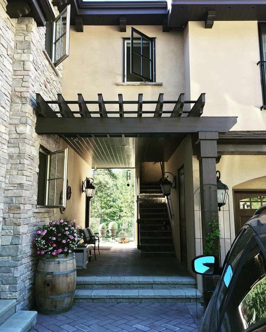 Pergola breezeway