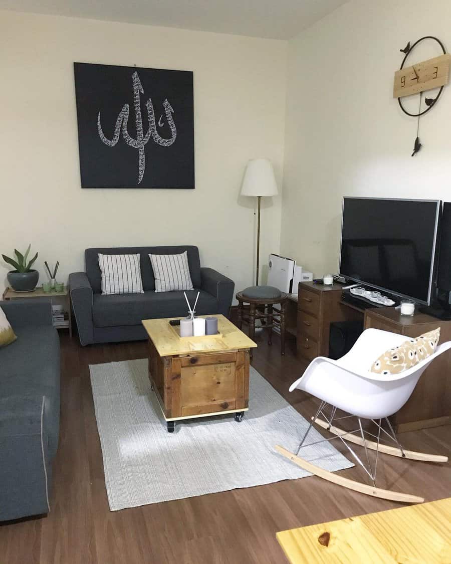 Contemporary living space with Arabic calligraphy artwork