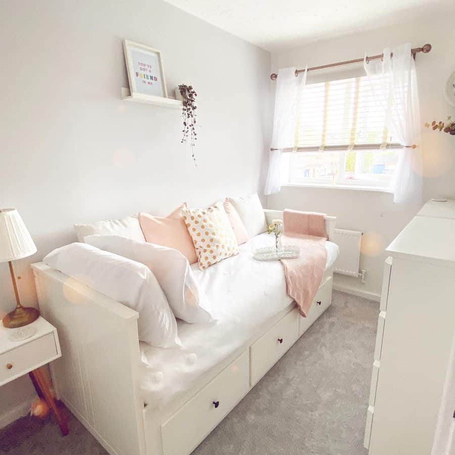 Spare room with daybeds