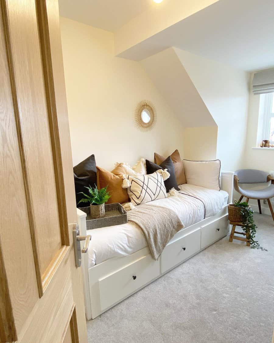 Spare room with daybeds