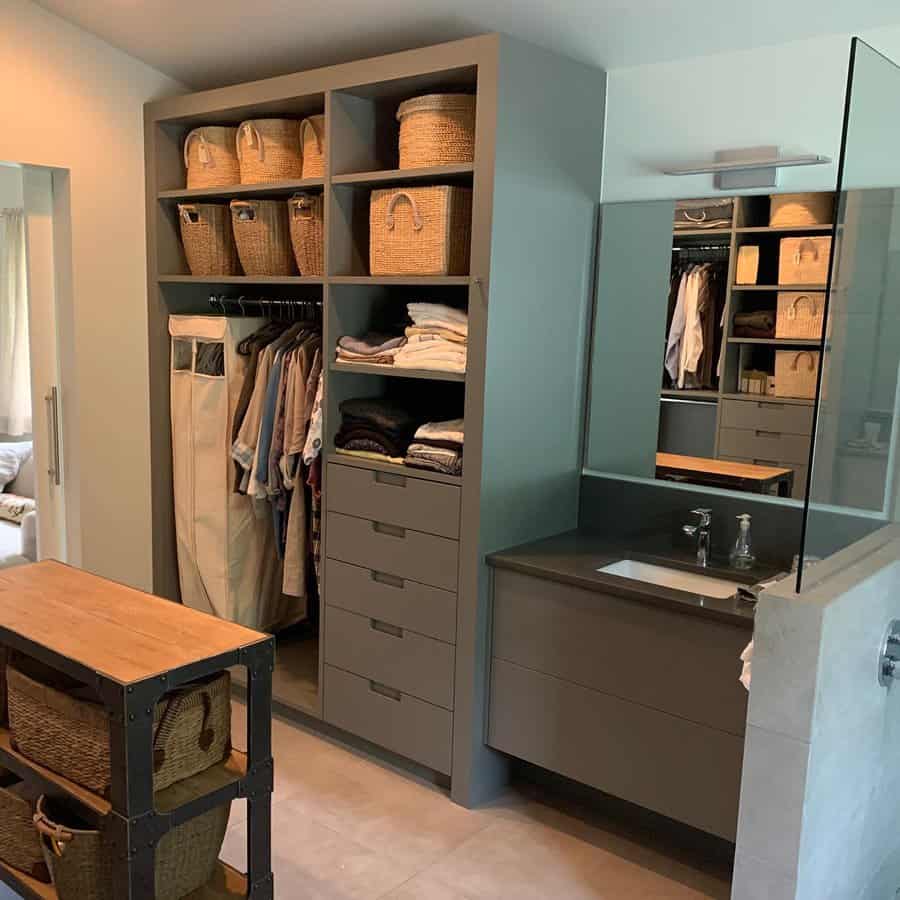 Walk in closet with vanity area