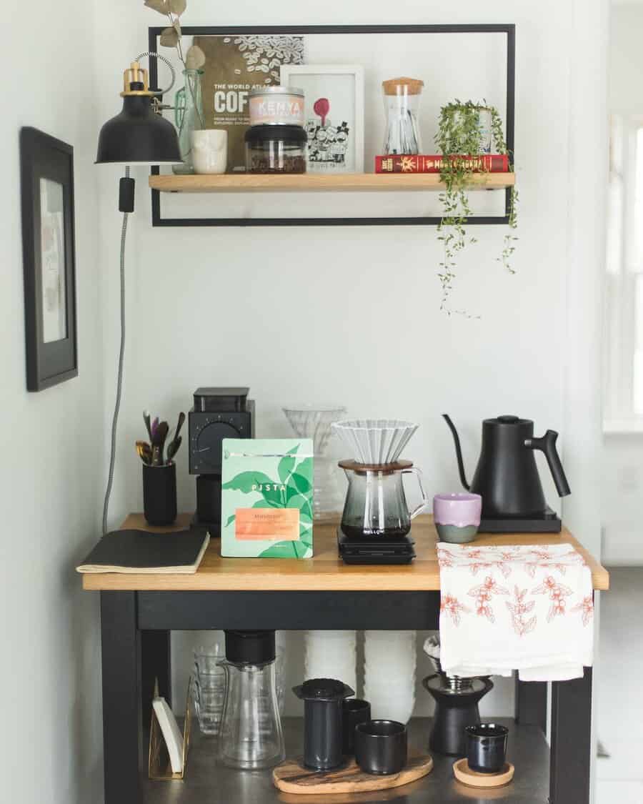 Recycled pallet wood as coffee mug storage 