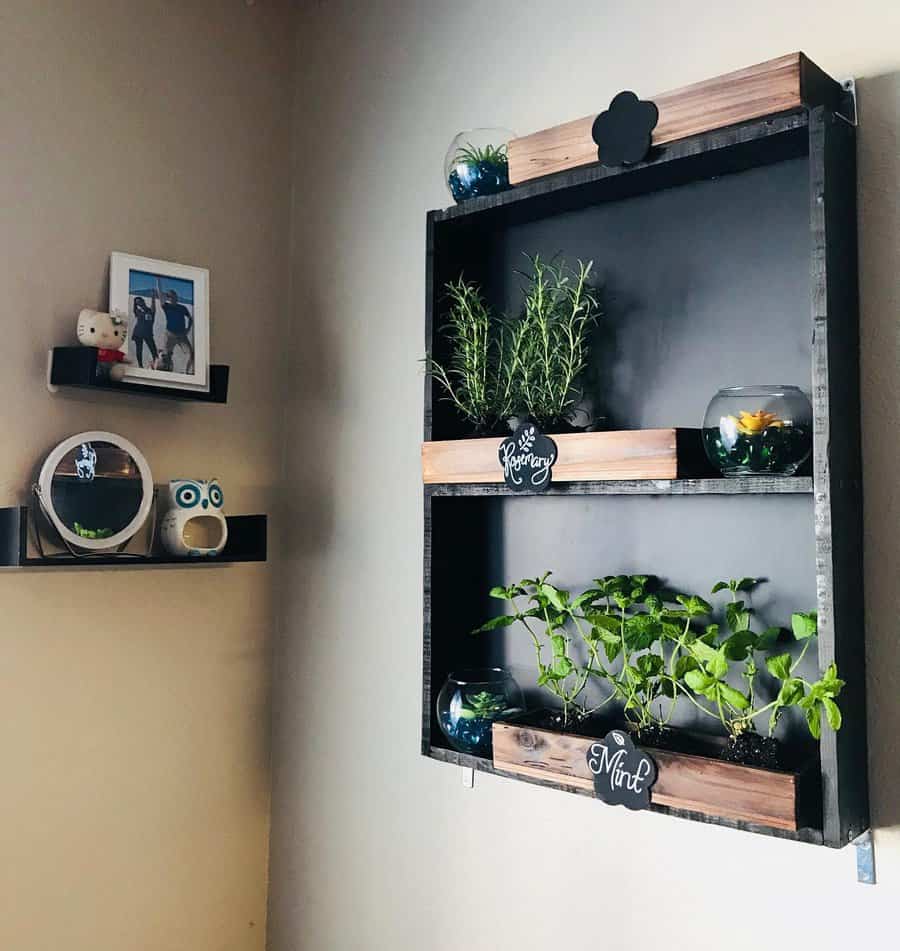 Wood pallet vertical container garden