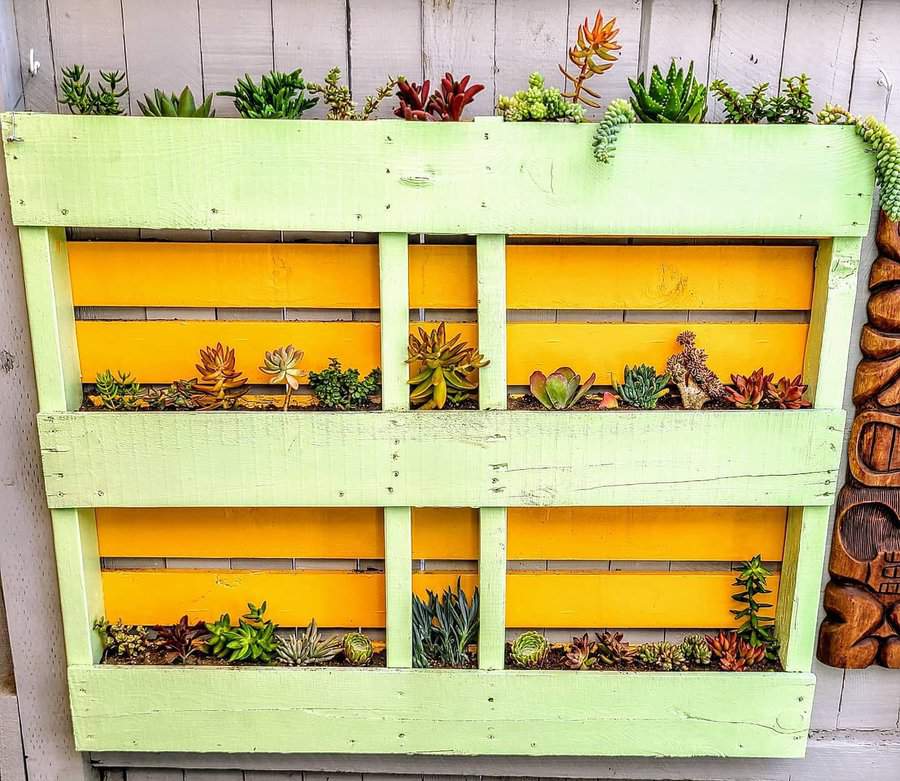 Wood pallet vertical container garden