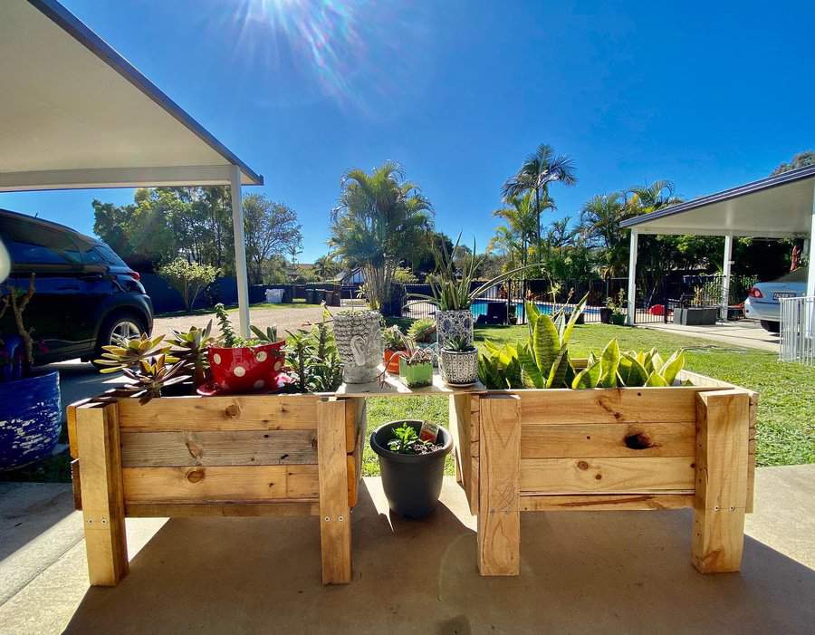 Wood pallet box planter