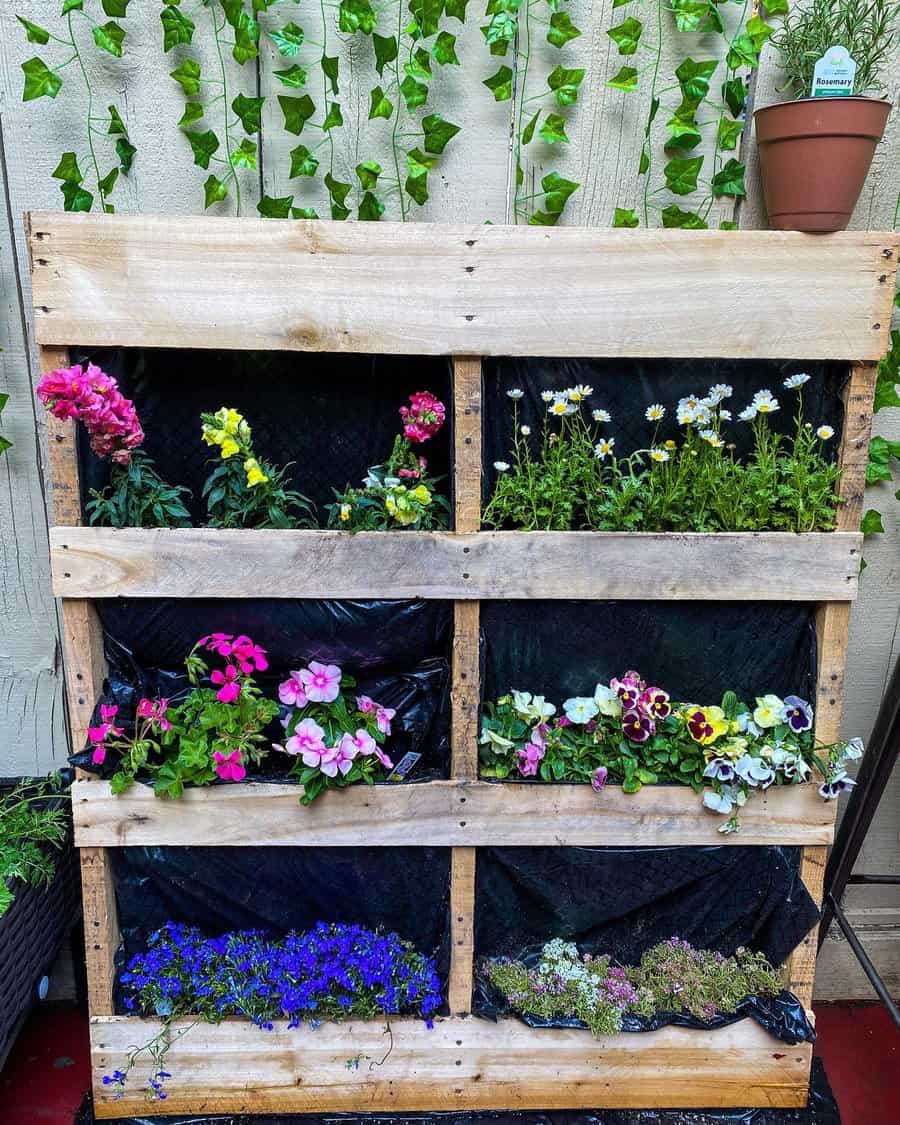 Wood pallet vertical container garden