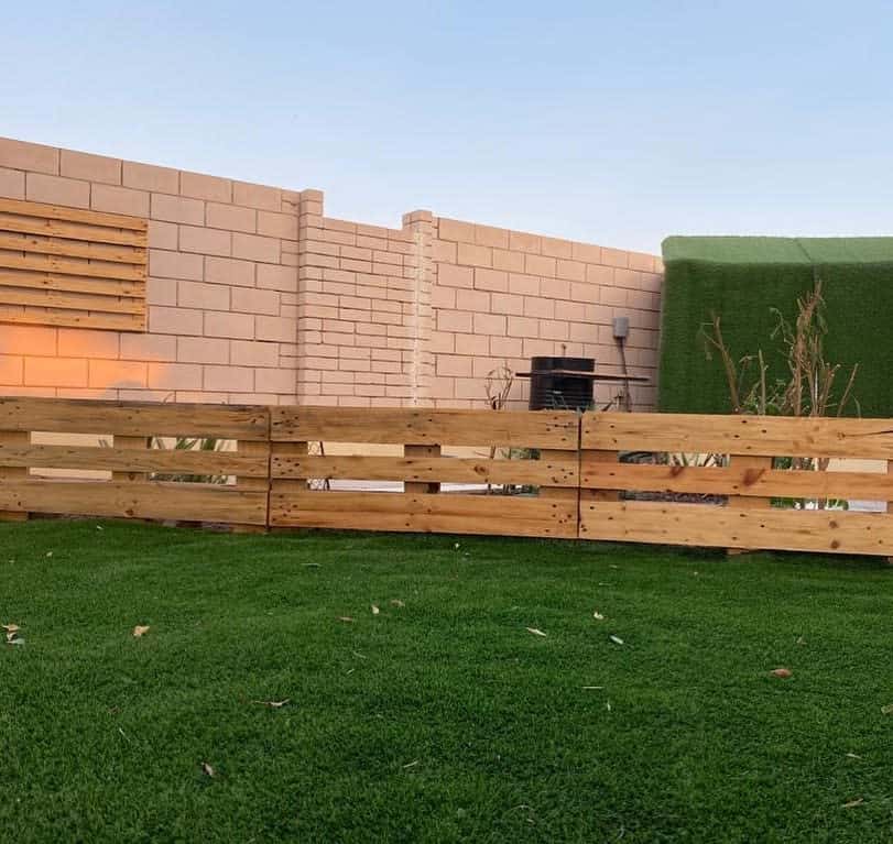 Wood pallet fence 