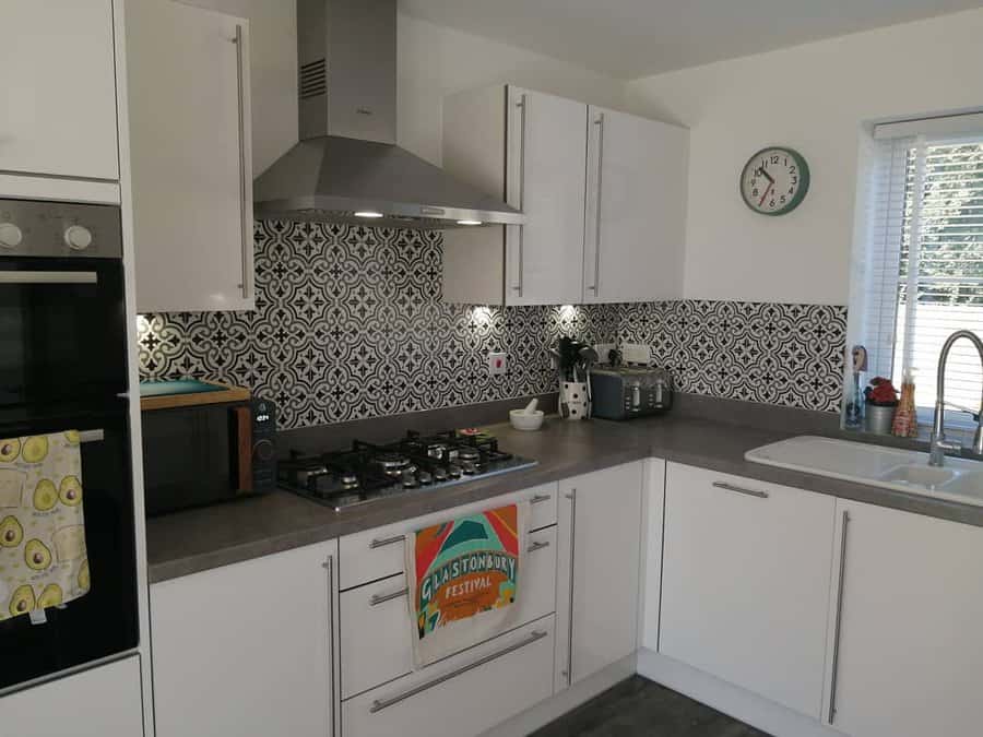 Patterned tile kitchen backsplash