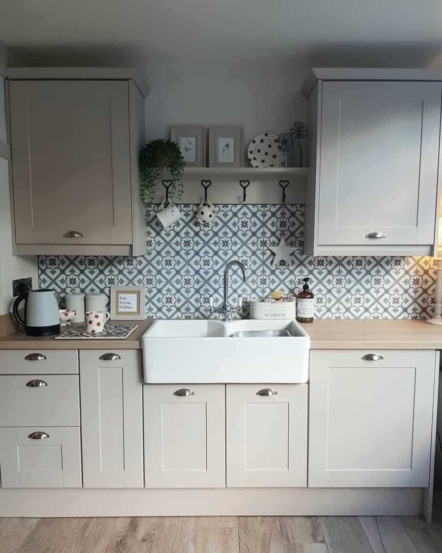 Patterned tile kitchen backsplash