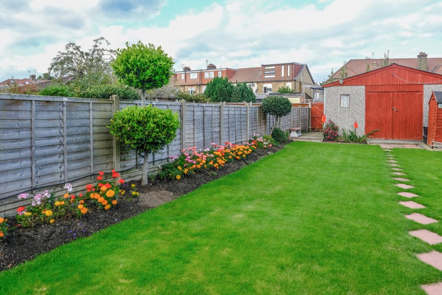 Enclosed privacy fence