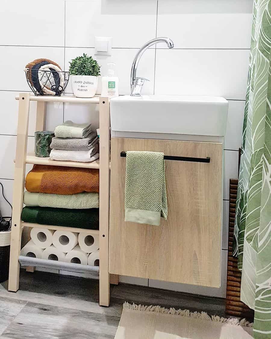 Backless towel shelves 