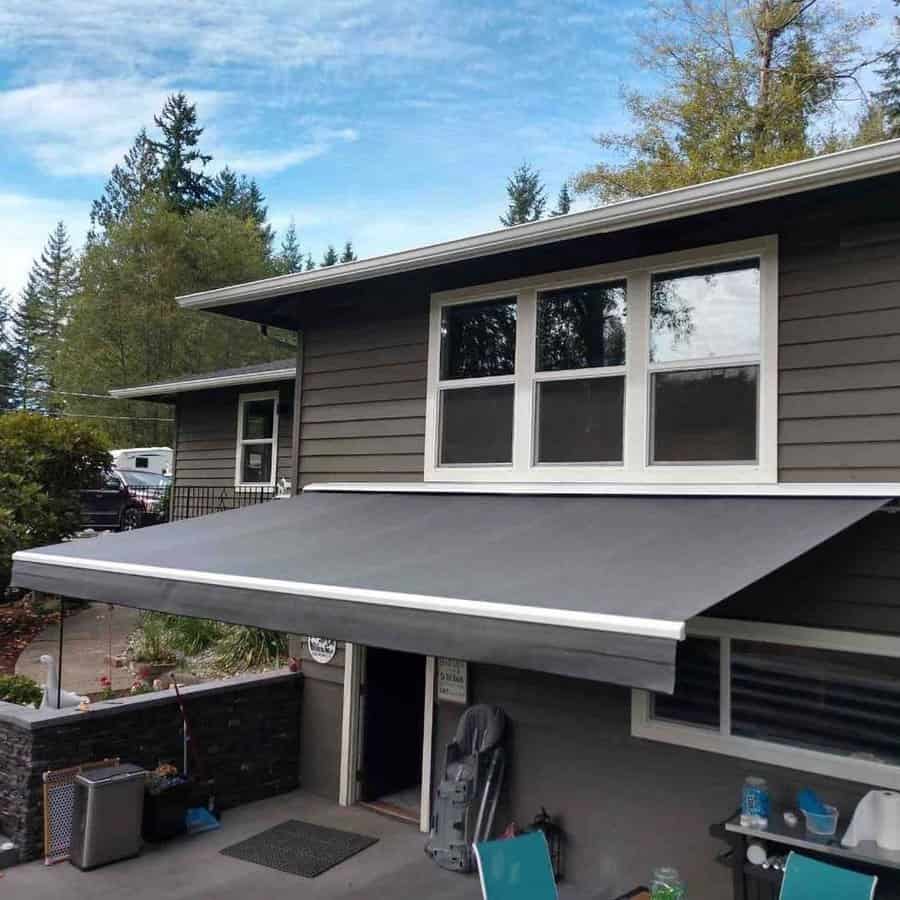 Retractable awning