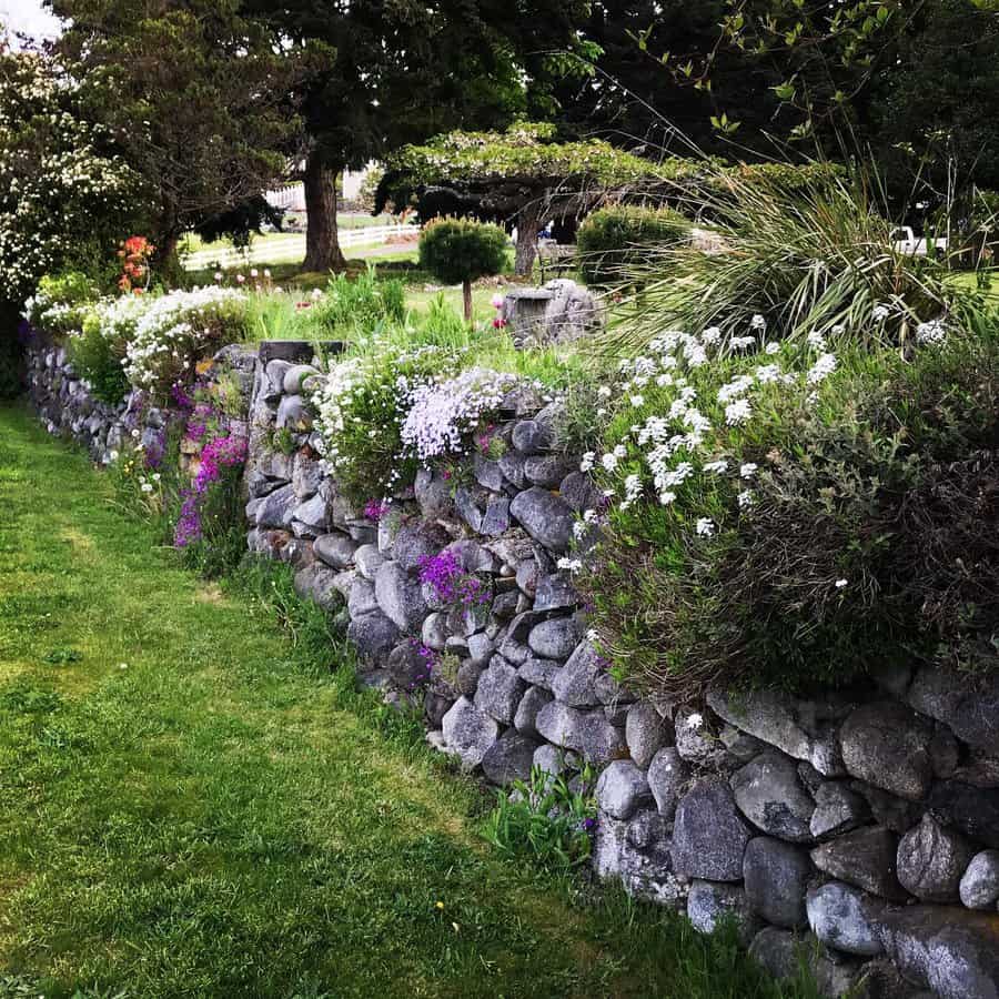 Natural stone wall