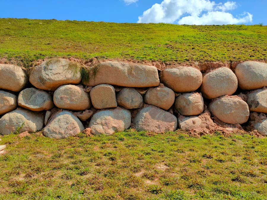 Natural stone wall