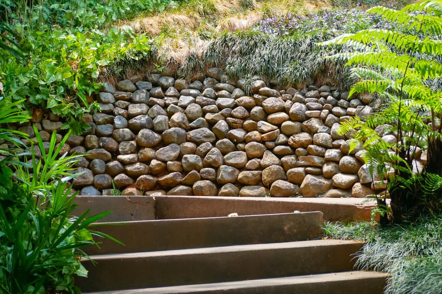 Natural stone wall