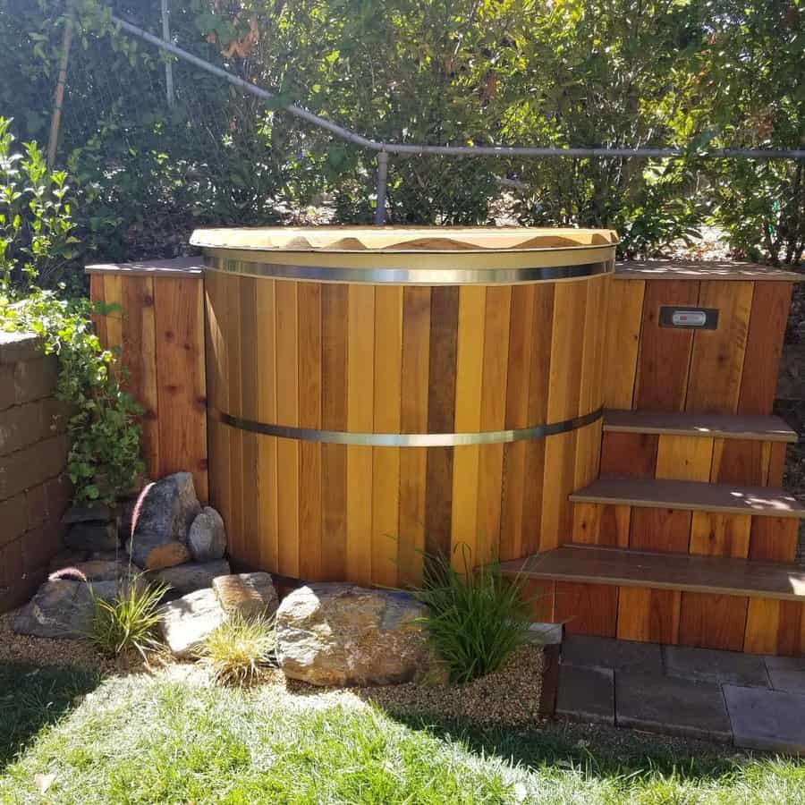 Curved deck for round hot tub